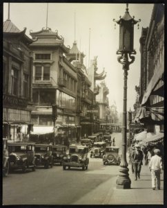 Street in Chinatown, San Francisco, California LCCN2015650750