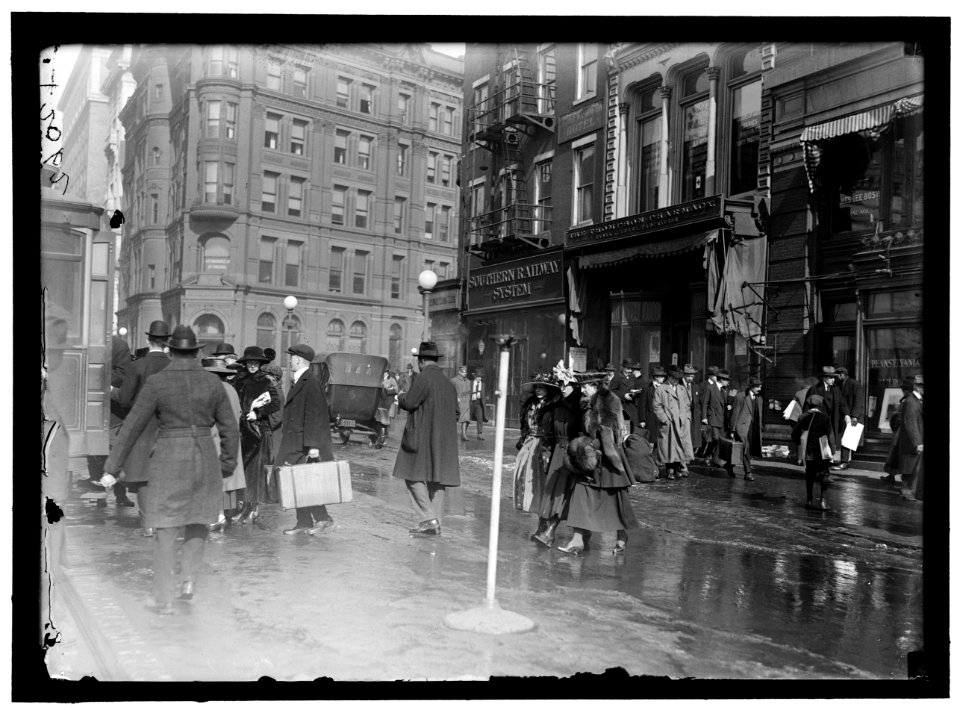 Street scene near G Street, Washington, D.C. LOC hec.10333