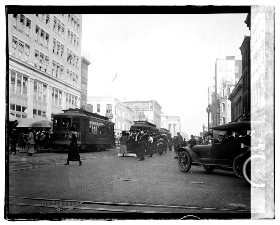 Street Scene, 11th and F, NW, (Washington, D.C.) LCCN2016819657