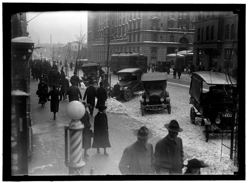 Street scene, with snow, Washington, D.C. LOC hec.10320