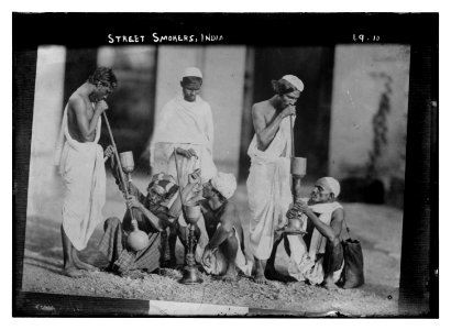 Street smokers, India LCCN2014680358