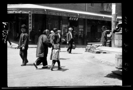 Street scene, Chinatown, San Francisco LOC agc.7a09029