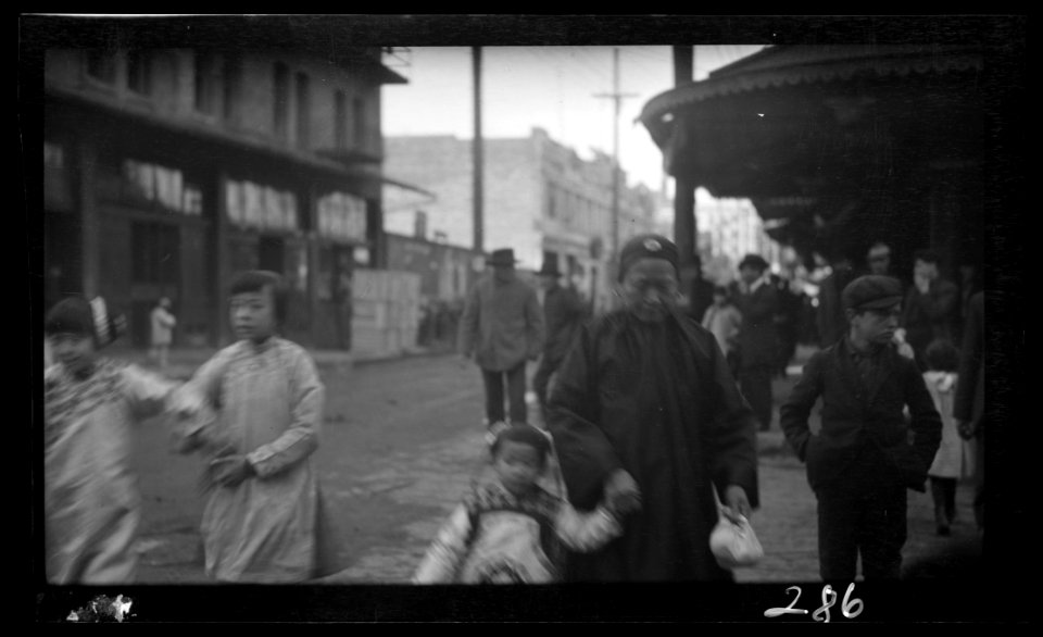 Street scene, Chinatown, San Francisco LOC agc.7a09044