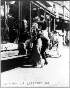 Streetcars - getting on Broadway car, July 11, 1913 LCCN96511939