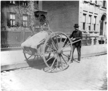 Street types of New York City- Peddler with cart LCCN2002699098