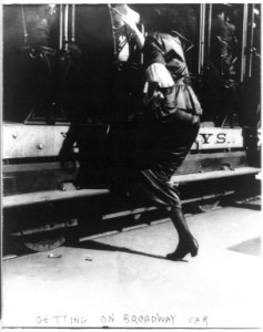 Streetcars - getting on Broadway car, July 11, 1913 LCCN96511943
