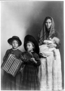 Street-types of Chicago- ragged woman with baby and 2 small girls with accordian and tambourine LCCN2005688139