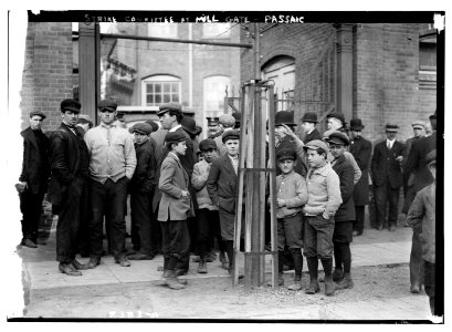 Strike Committee at Mill Gate, PASSAIC LCCN2014690268