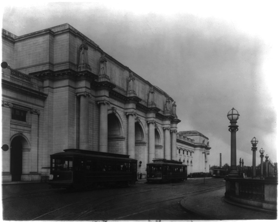 Streetcars in front of Union Station. Washington, D.C. LCCN2001706144