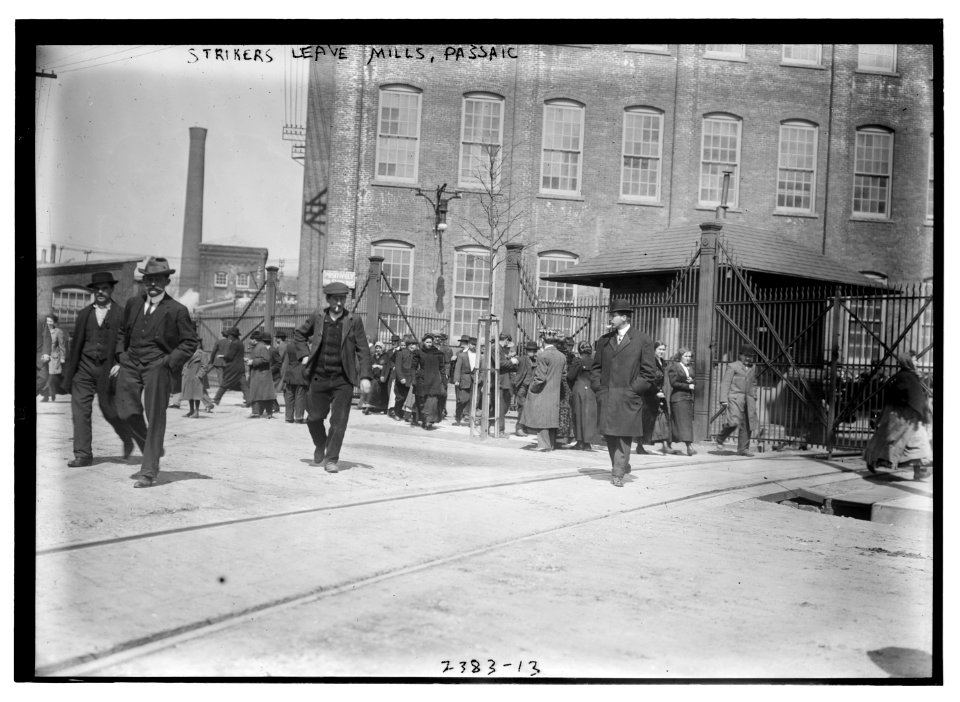 Strikers leave mills, Passaic LCCN2014690271
