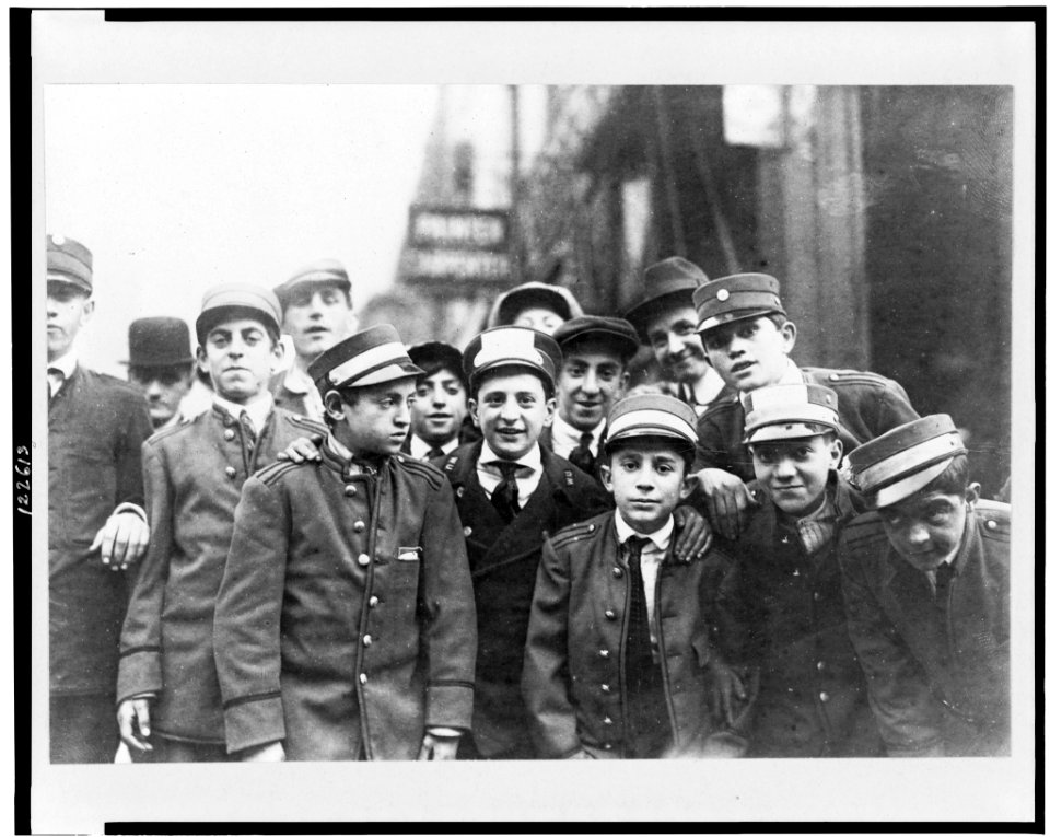 Strikes - Messenger boys, N.Y.-At 6th Ave. & 32nd St. Nov. 1916) LCCN99400754