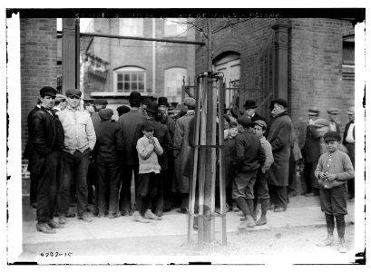 Strike committee at Gate of Mills - Passaic LCCN2014690273