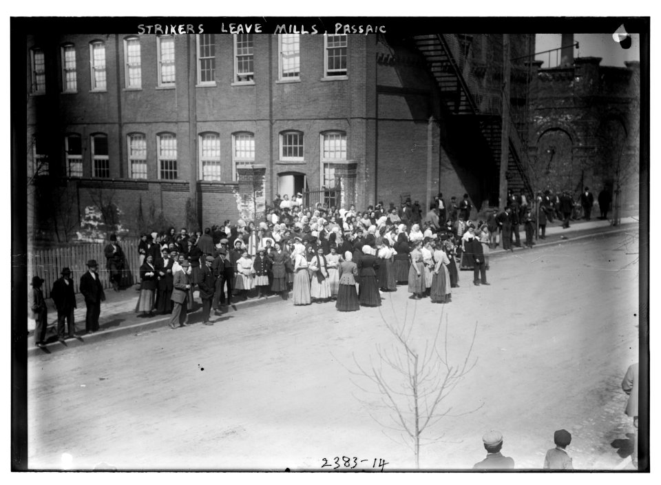 Strikers leave mills, Passaic LCCN2014690272