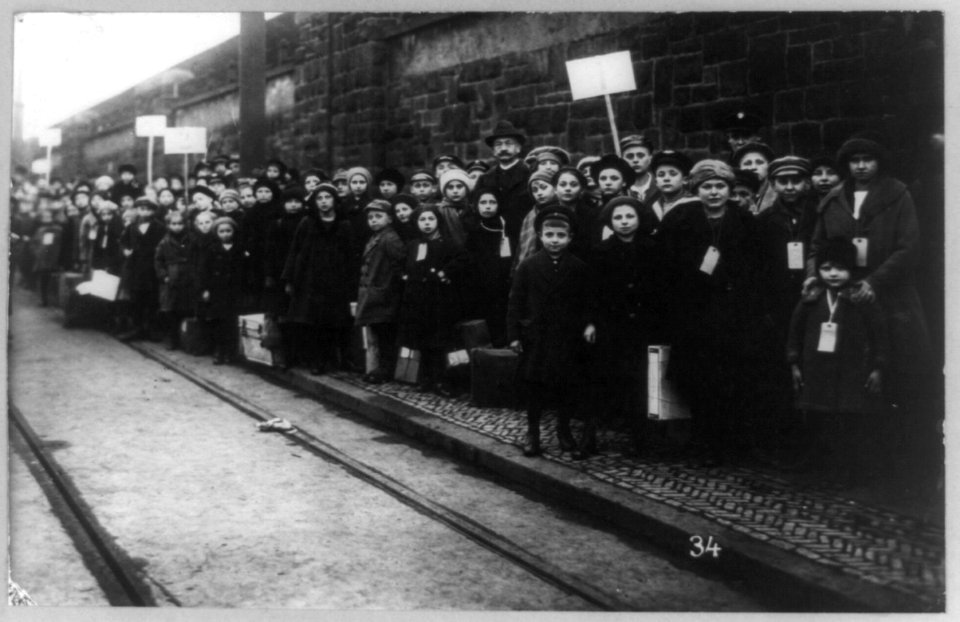 Strike in Lawrence, Massachusetts, with many children posed on sidewalk LCCN89714967