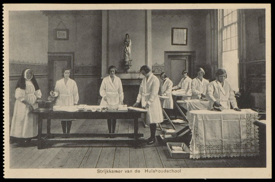 Strijkkamer van de huishoudschool van het rooms katholieke Maagdenhuis Spui 21. Uitgave Brinio, Rotterdam, Afb PBKD00354000022