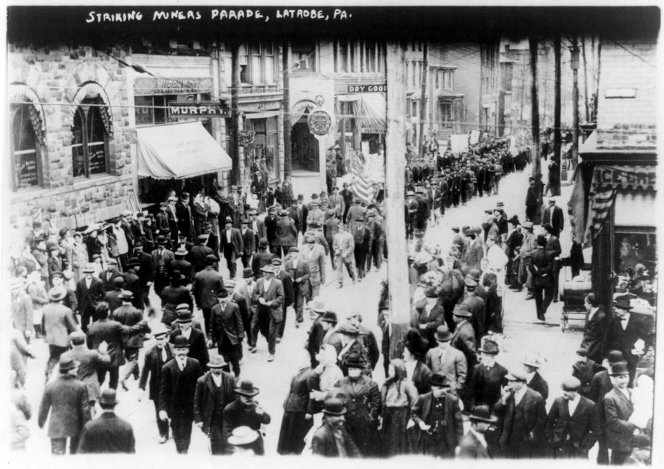 Striking miners parade, Latrobe, Pa. LCCN2001704453