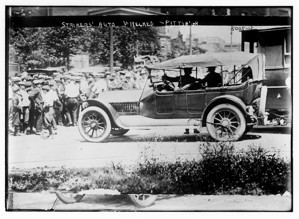 Strikers' auto wrecked, Pittsb'gh (i.e. Pittsburgh) LCCN2014709436