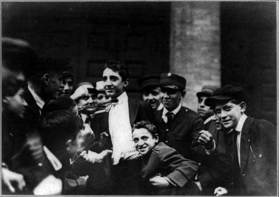 Strikes - messenger boys, N.Y. - surrounding a scab LCCN2005688930