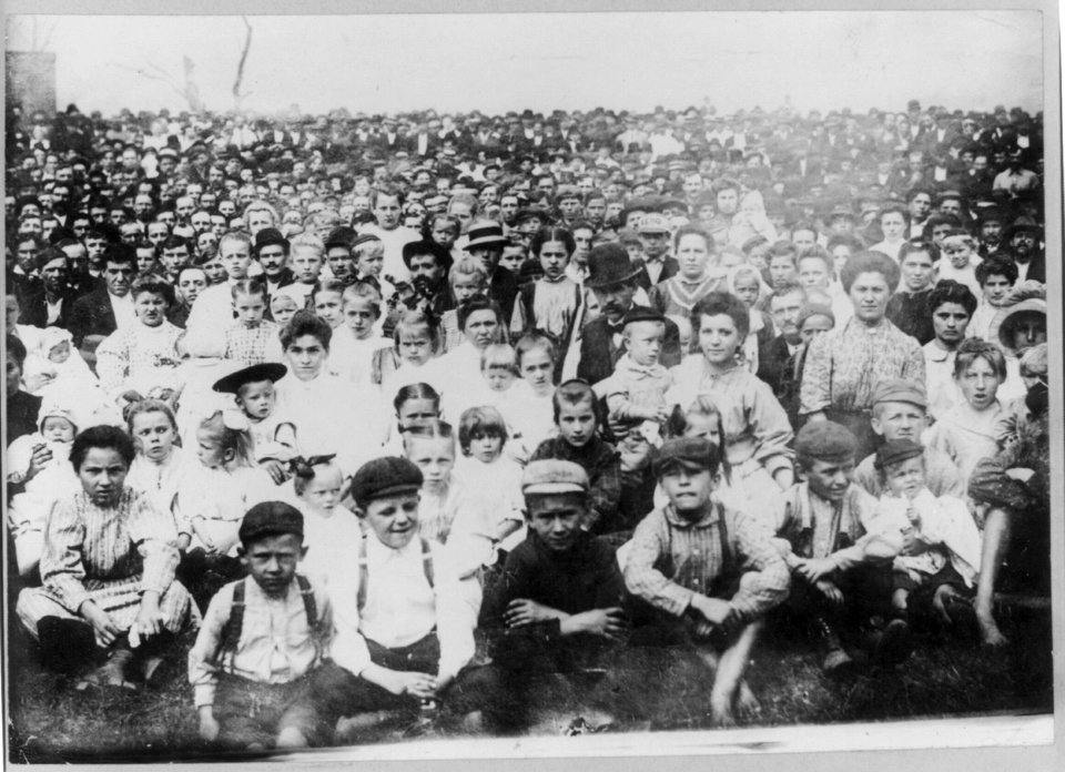 Strikes - coal miners, Penna. - strikers mass meeting at Indian Mound, McKee's Rocks LCCN2001704458