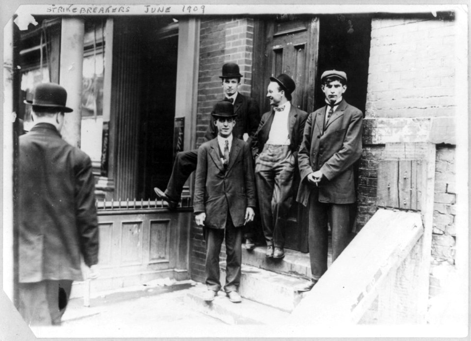 Strikes - Strikebreakers at headquarters E. 26th St., N.Y. June 1909 LCCN2003654897