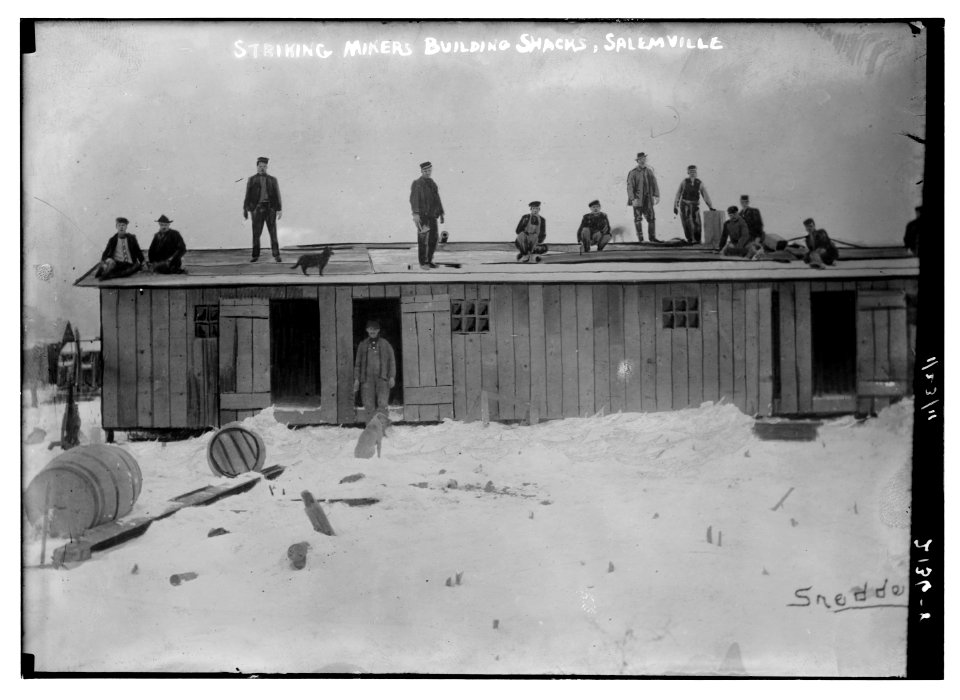 Striking miners building shacks, Salemville LCCN2014688947