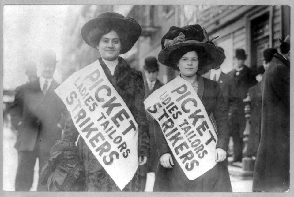 Strikes, ladies tailors, N.Y., Feb. 1910, picket girls on duty LCCN2002709190
