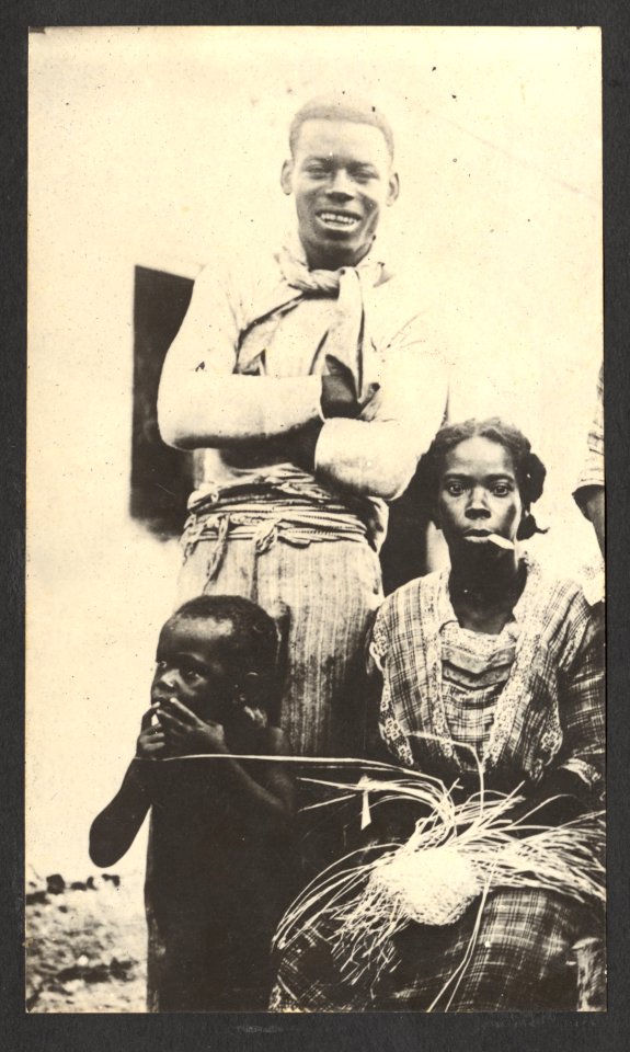 Strohoedenvlechtster met man en kind - BNA-DIG-HARTOG-ALBUM-CURACAO-035