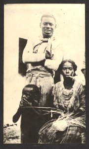 Strohoedenvlechtster met man en kind - BNA-DIG-HARTOG-ALBUM-CURACAO-035