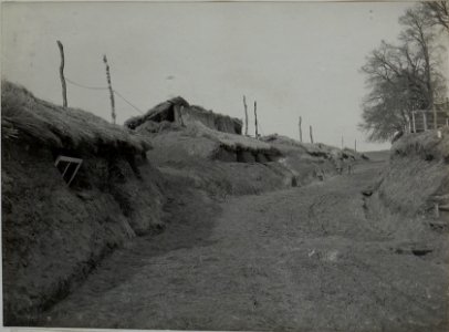 Strohverkleidete Unterkünfte des Infanterieregiments 84 in Pyratin (BildID 15442923)