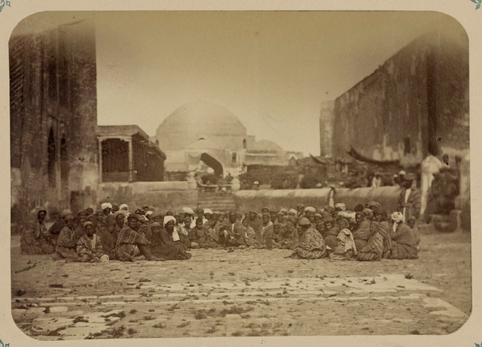 Stseny na samarkandskoi ploshchadi (registan) i eia bazarnye tipy. Fokusnik (nairang baz) na ploshchadkie medrese Tillia Kari LCCN2007682555