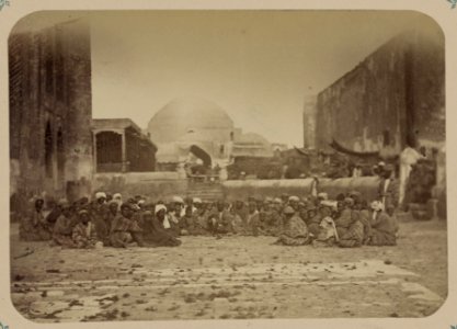 Stseny na samarkandskoi ploshchadi (registan) i eia bazarnye tipy. Fokusnik (nairang baz) na ploshchadkie medrese Tillia Kari LCCN2007682555