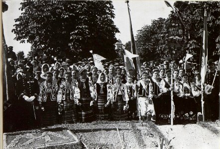 Stryj, Wehrschildenthüllung, Ruthenische Jugend im Festzuge. (BildID 15727257)
