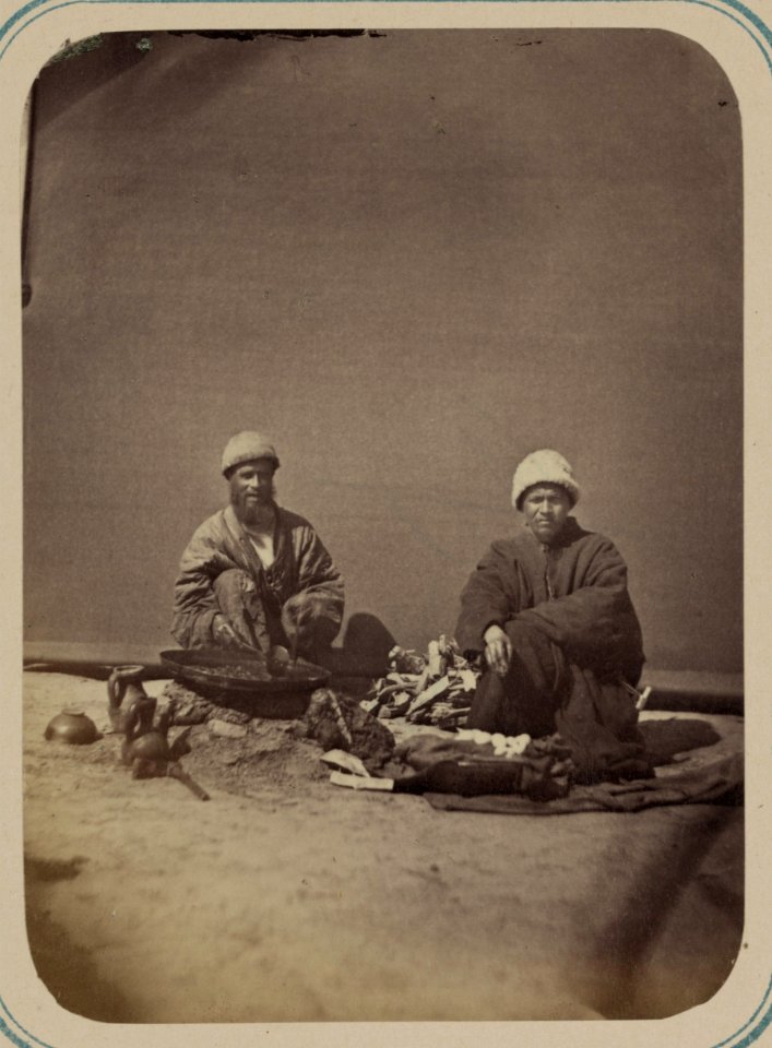 Stseny na samarkandskoi ploshchadi (registan) i eia bazarnye tipy. Zharenie rublenoi goviadiny (tum-tum kiabab) LCCN2007682557
