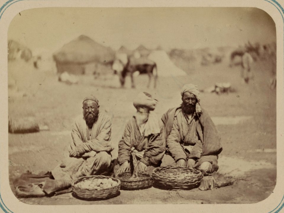 Stseny na samarkandskoi ploshchadi (registan) i eia bazarnye tipy. Prodazha iaits (tukhum furushi) LCCN2007682554