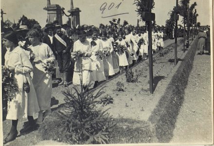Stryj, Wehrschildenthüllung, Jugend bekränzt die Heldengräber am Friedhof II. (BildID 15727236)