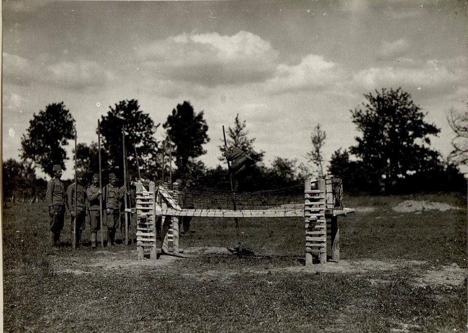 Sturmtruppen in Nestinsky, Überwindung eines Hindernisse mit Hilfe eines Stabhochsprungs (BildID 15543409)