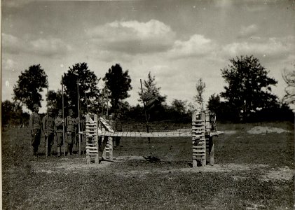 Sturmtruppen in Nestinsky, Überwindung eines Hindernisse mit Hilfe eines Stabhochsprungs (BildID 15543409)