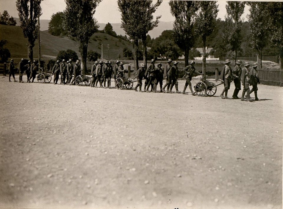 Sturmtruppen mit mittleren Granatwerfern am Marsch. (30-6.1917.) (BildID 15799265)