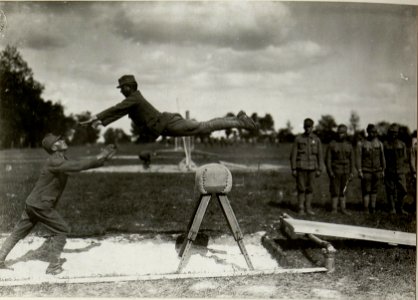 Sturmtruppen in Nestinsky. Sprung über ein Hindernis (BildID 15543416)
