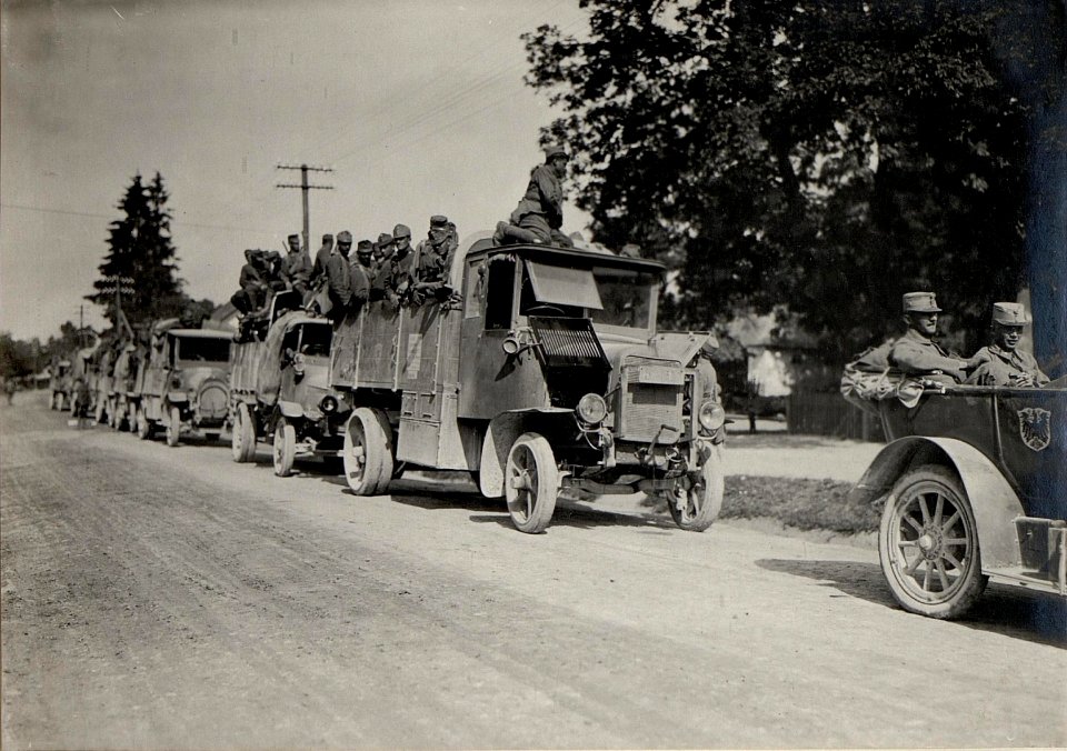 Sturmtruppenbeförderung mittels Kraftwagen (BildID 15529276)