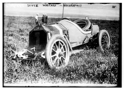 Stutz wrecked - Indianapolis LCCN2014690425