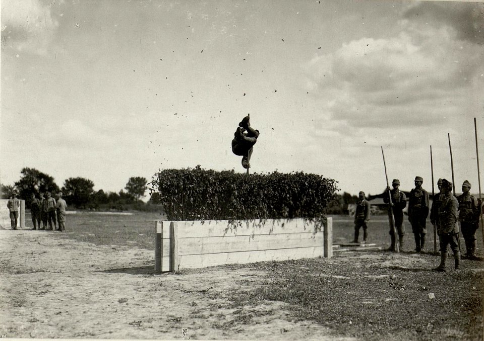 Sturmtruppen in Nestinsky, Überwindung eines Hindernisses mit Stabhochsprung (BildID 15543423)
