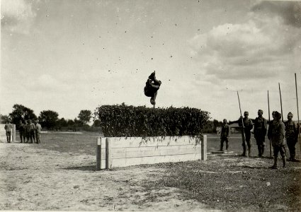 Sturmtruppen in Nestinsky, Überwindung eines Hindernisses mit Stabhochsprung (BildID 15543423)