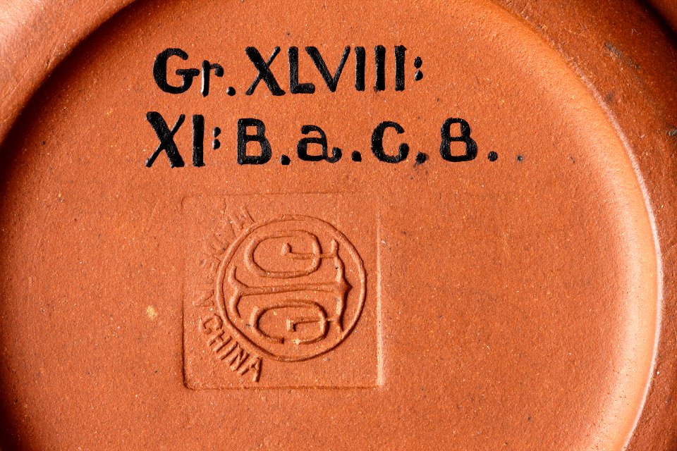 Stämpel i Yixing stengods från Kina och museets föremålsnummer över - Hallwylska museet - 95949