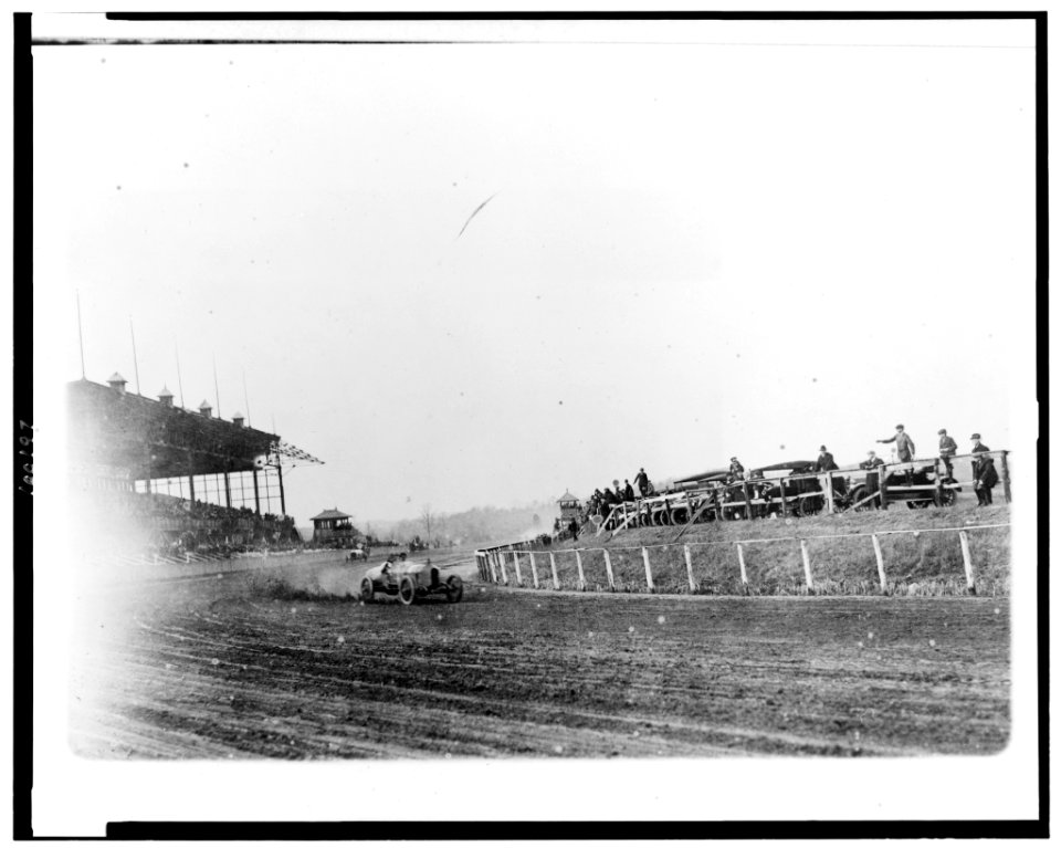 Stutz Weightman Special going around turn in race on Benning race track, Washington, D.C., area LCCN90710639