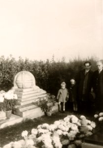 Stèle funéraire de Paul Otlet au cimetière d'Ixelles