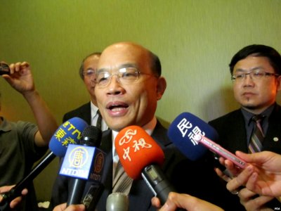 Su Tseng-chang with ETTV, NTDTV, CTV and FTV microphones 20130609