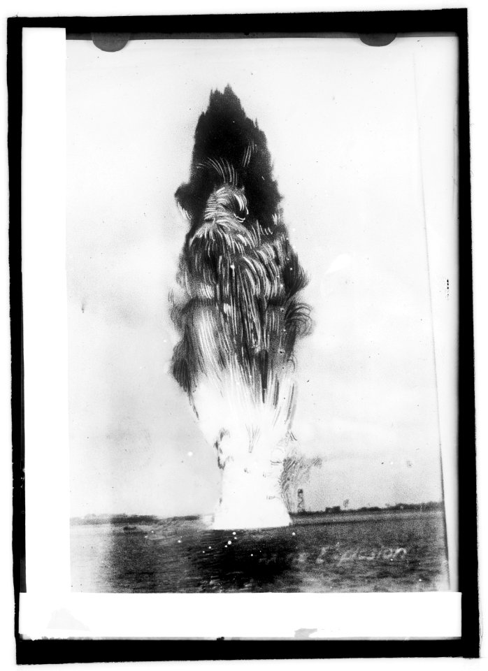 Submarine mine explosion LCCN2016821191