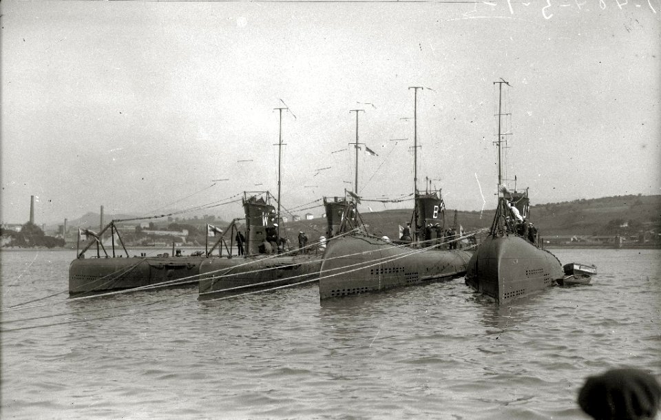 Submarinos fondeados en la bahía de Pasaia (1 de 4) - Fondo Car-Kutxa Fototeka