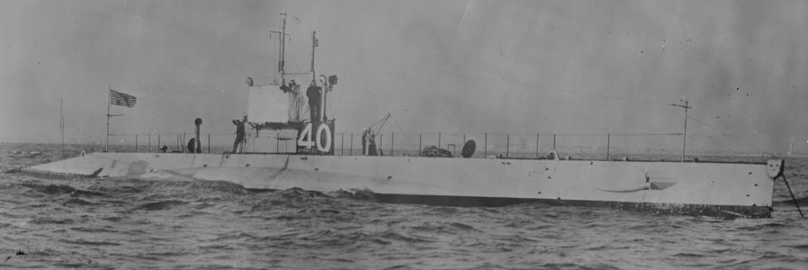 Submarine number 40 detail, from- L type, U.S. submarine LCCN2014704969 (cropped)